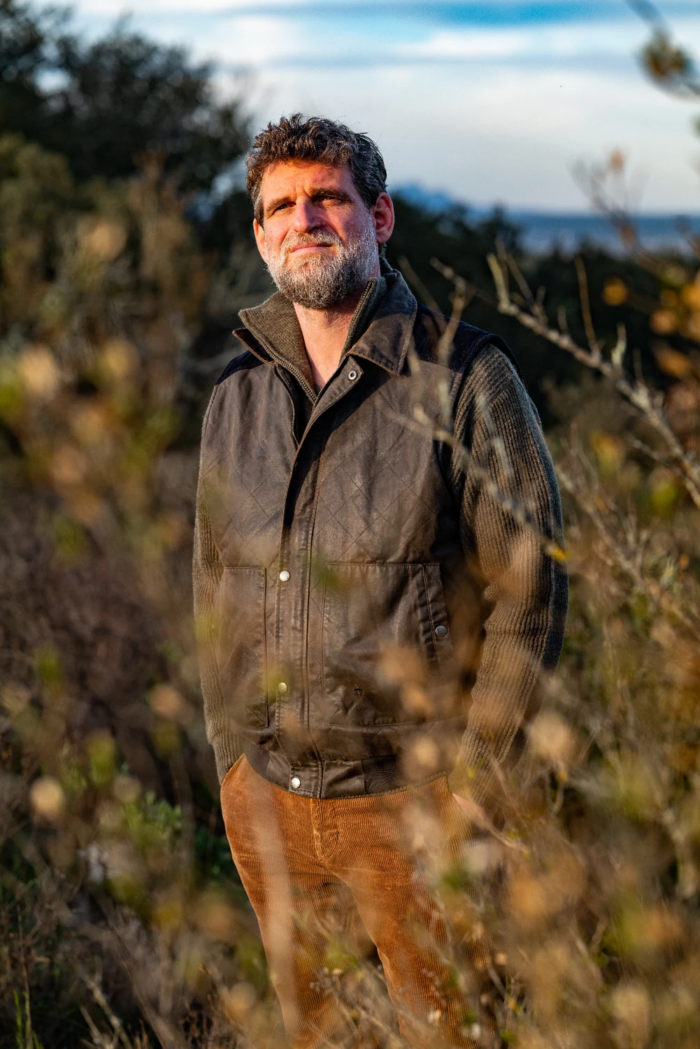 Portrait de Richard sur Terre en extérieur, dans un paysage naturel.